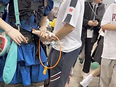 KFC_Pure_bun_hairstyle Slim Beauty Conquers Crowd Thin Girl Takes On 100 Guys Hard